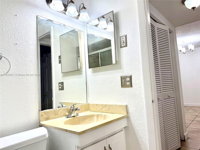 Building Photo - 2500 SW 81st Ave