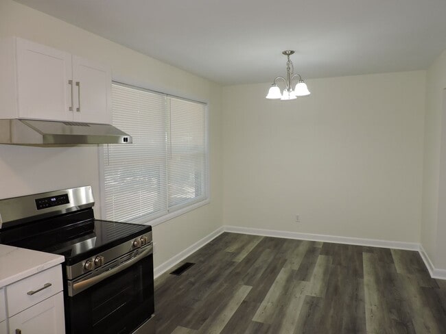 Building Photo - Convenient Norttheast location!