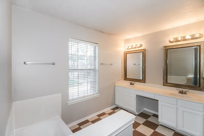 Building Photo - 8234 Worthington Dr