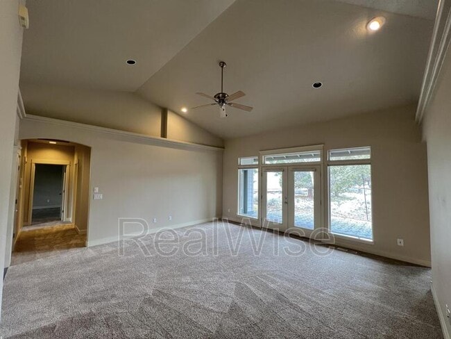 Building Photo - 835 Nutcracker Dr