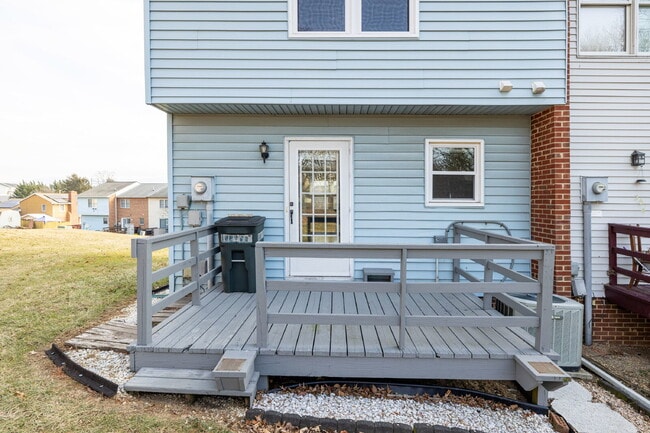 Building Photo - 3-Bedroom Townhouse with Yard & Privacy in Harrisonburg