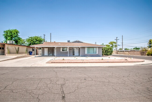 Building Photo - Beautifully remodeled corner 4/2 with pool...