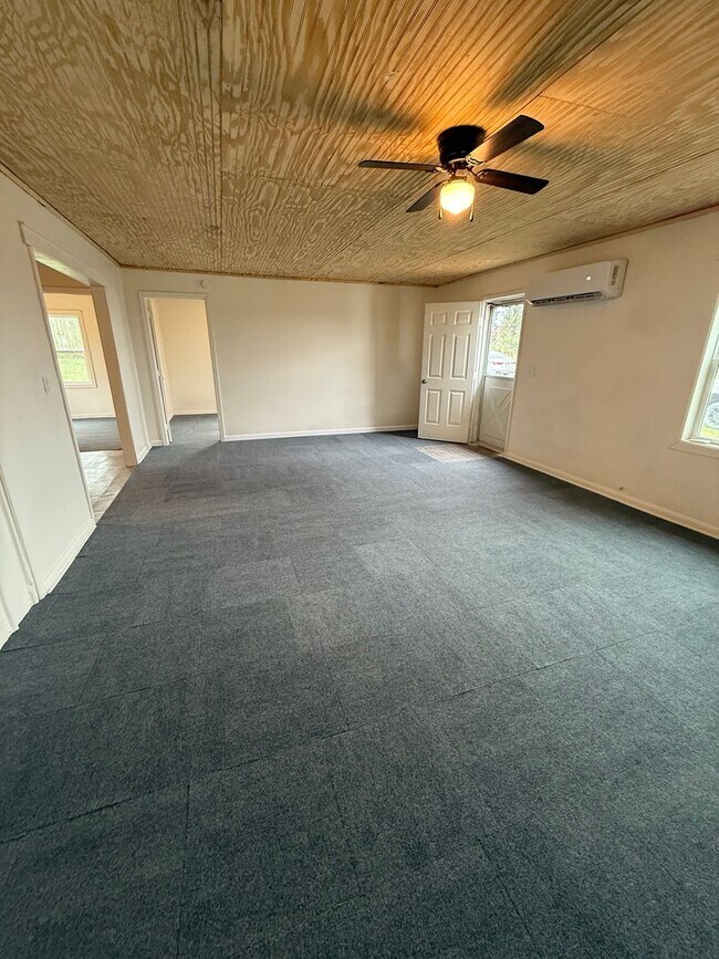 Building Photo - Bauer - 208 (RM,MR)