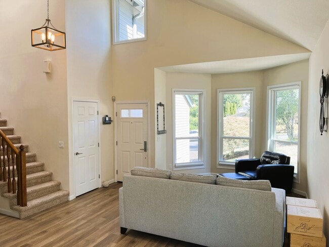 Building Photo - Bright & Spacious 3-Bedroom Home – Ideal for Entertaining & Everyday Comfort