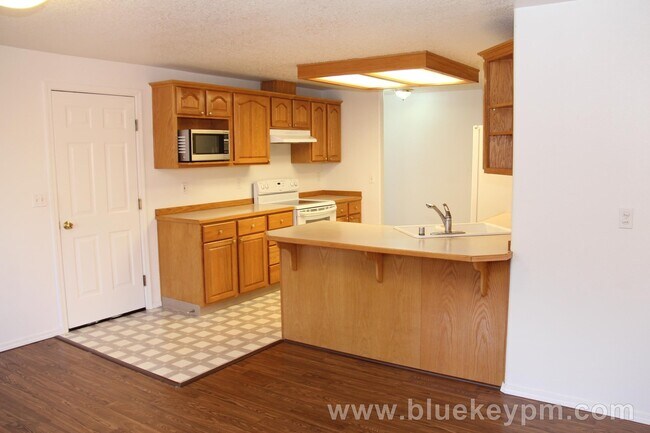 Building Photo - 3 Bed, 2 Bath Home with Large Covered Deck...