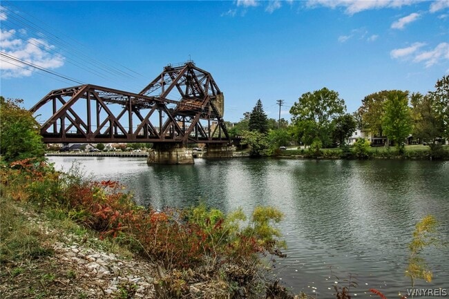 Building Photo - 126 E Niagara St