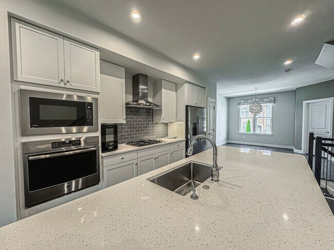 Building Photo - Stunning 3 Bed 3.5 Bath Townhome With Atta...
