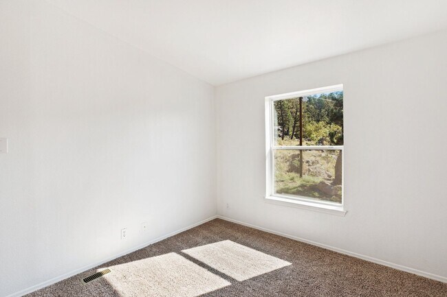 Building Photo - Wonderful Rural Home!