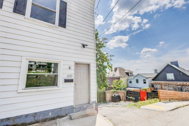 Building Photo - AVAILABLE AUGUST 2026 - 2 Bedroom Home w/ Original Layout!