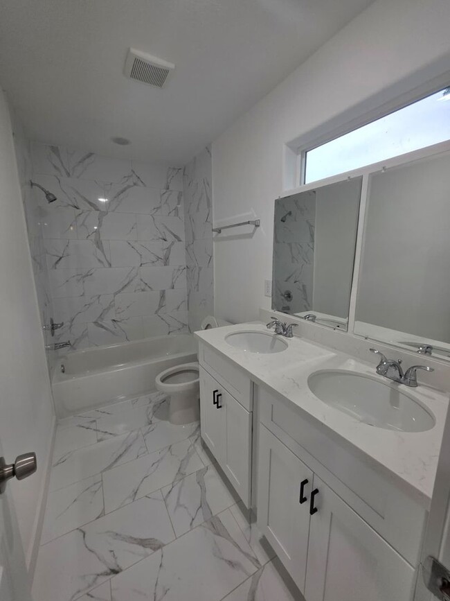 Building Photo - Stunning Duplex with Garage & Modern Finishes