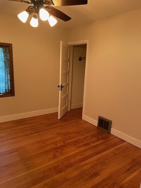 Bedroom/closet - 4903 Terminal Dr