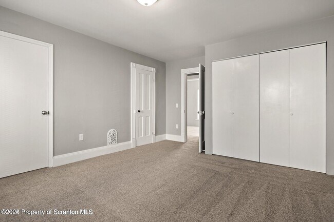 Building Photo - 724 Electric St