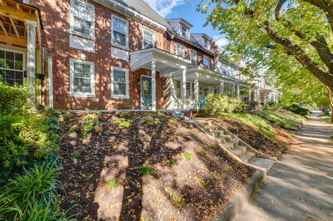 Building Photo - 2312 Rosewood Ave