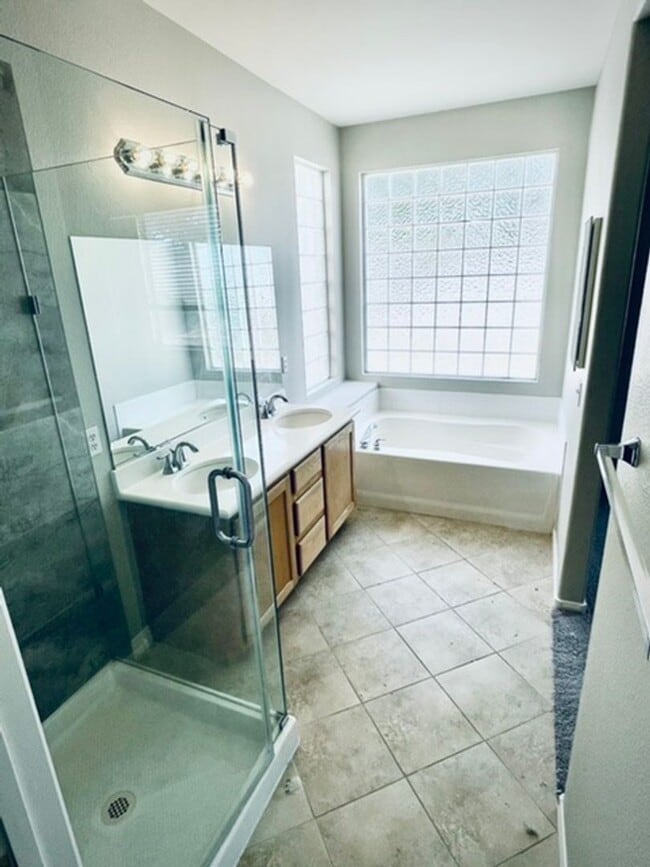 Building Photo - *WONDERFUL SINGLE STORY HOME IN "GREEN VAL...