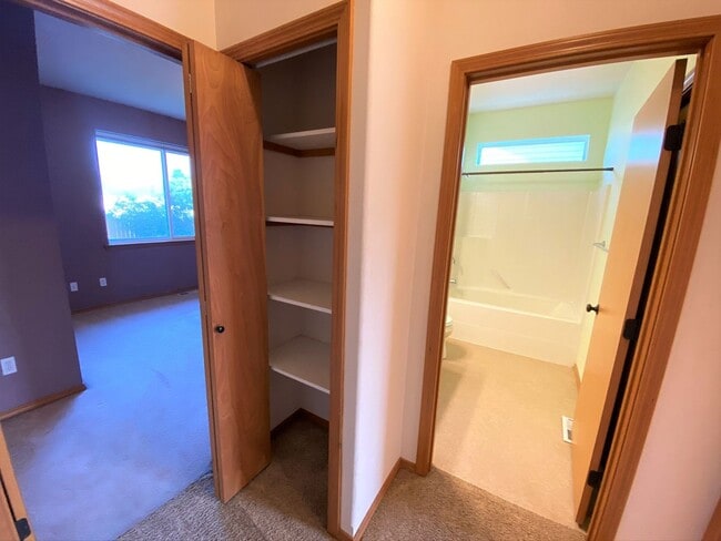 Building Photo - Large 3 Bed Home with Office, Fenced Yard,...