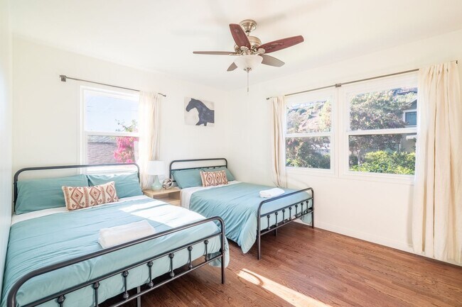 Building Photo - Charming Bungalow with King Size Bed