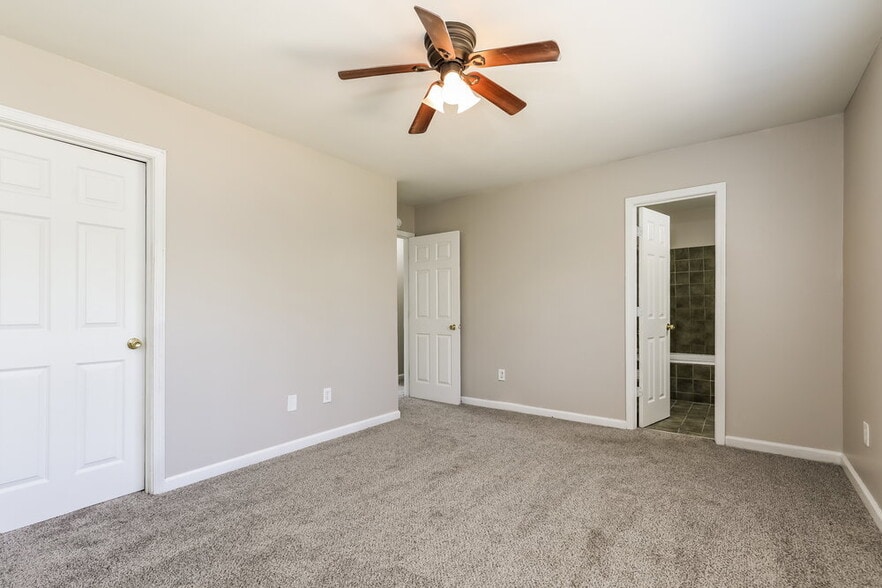 Building Photo - 6396 Thornhedge Dr