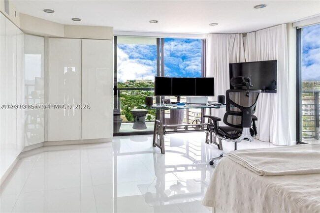 Building Photo - 250 S Ocean Dr