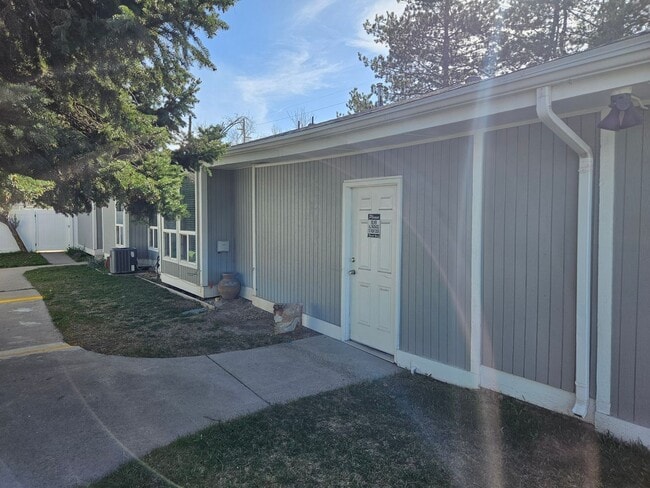 Building Photo - Great 3 Bed / 2 Bath Duplex in Millcreek