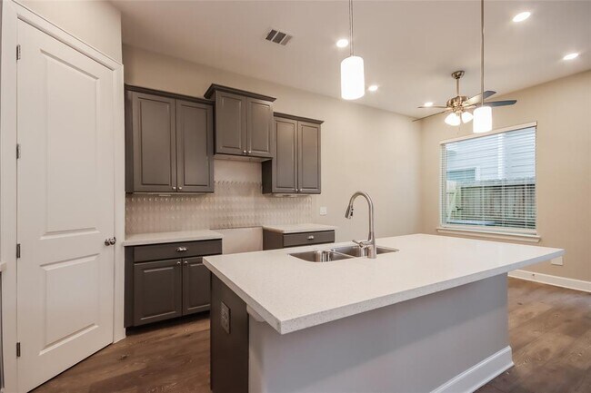 Building Photo - 5102 Royal Heath Dr