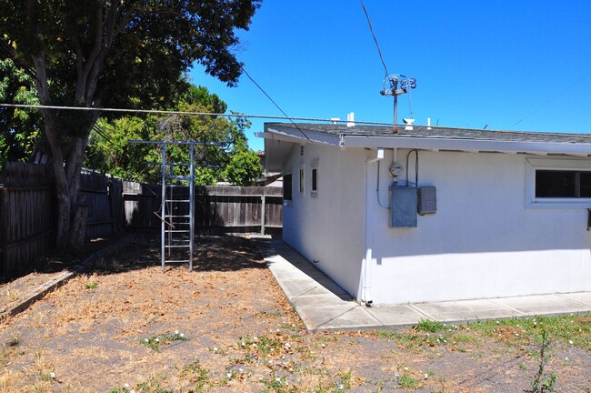 Building Photo - 1218 Sandia Ave