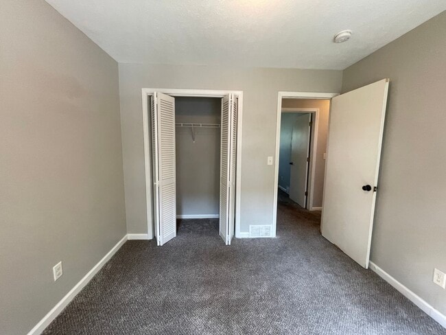 Building Photo - Two Bedroom Duplex on SE Side of Grand Rap...