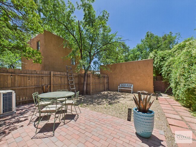 Building Photo - Fully Furnished 1 Bedroom Condo