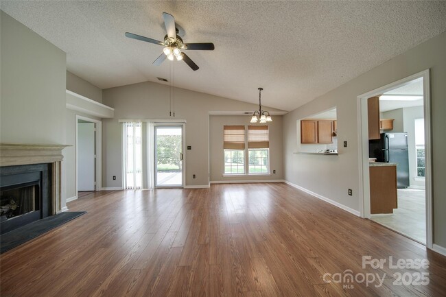 Building Photo - 120 Lantana Dr