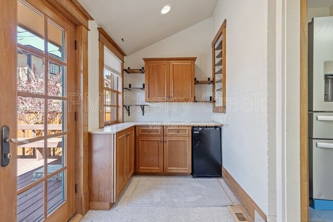 Building Photo - 4047 Wyandot St