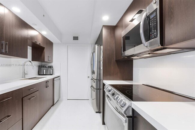 Building Photo - 6917 Collins Ave