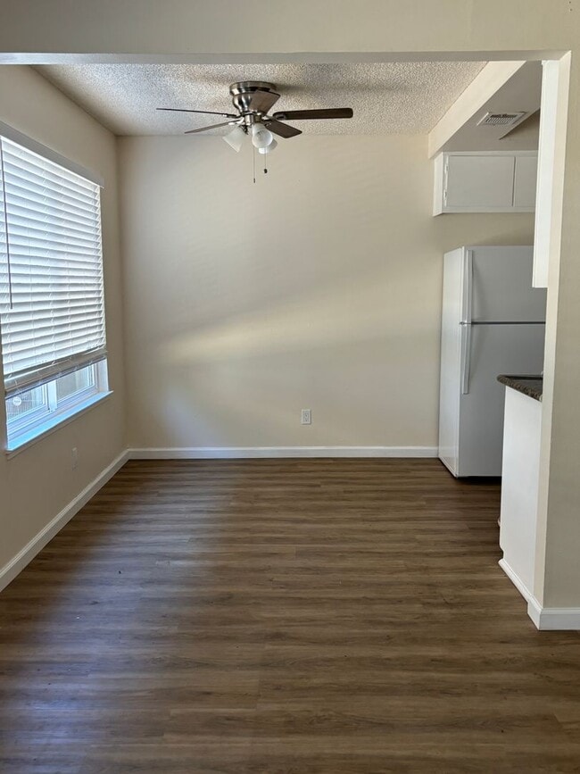 Building Photo - Auburn Green's  2 bedroon 1 1/2 bathroom