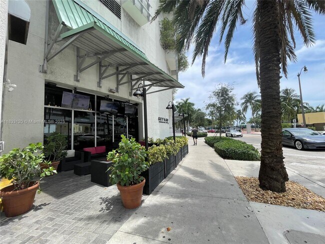 Building Photo - 1750 N Bayshore Dr