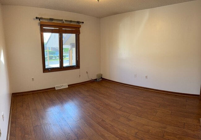 Building Photo - 1175 Pebble Dr