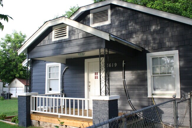 Building Photo - Beautiful North Side Craftsman!