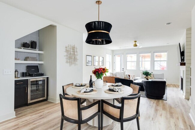 Building Photo - Fully Furnished - Designer Home (Flexible Lease Options)