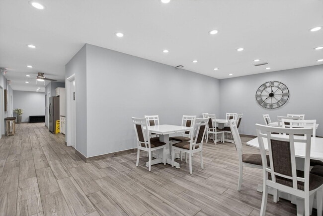 Building Photo - 3503 Oaks Way