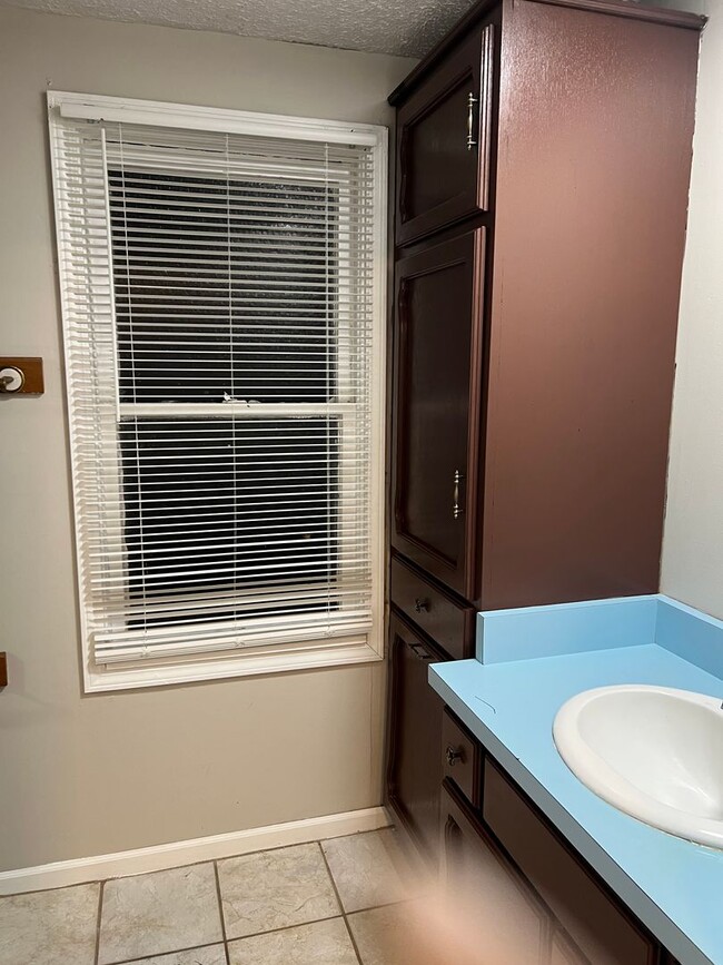 Building Photo - 6128 E 11th St