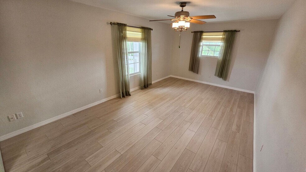 Building Photo - 3340 Oleander Dr