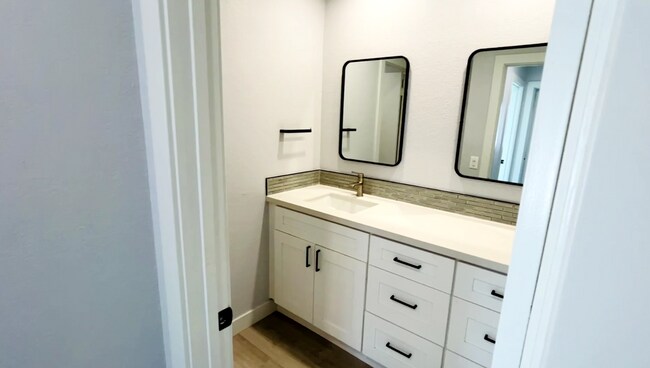 Building Photo - Sun-Drenched Tri-Level Townhome Just Minutes from UCSD & Westfield UTC!