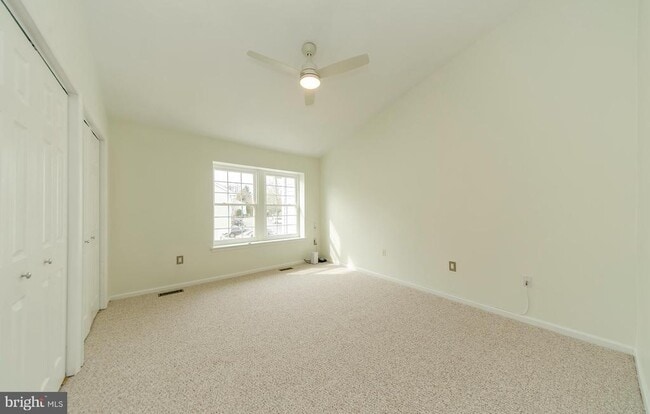 Building Photo - 3300 Lakeside View Dr
