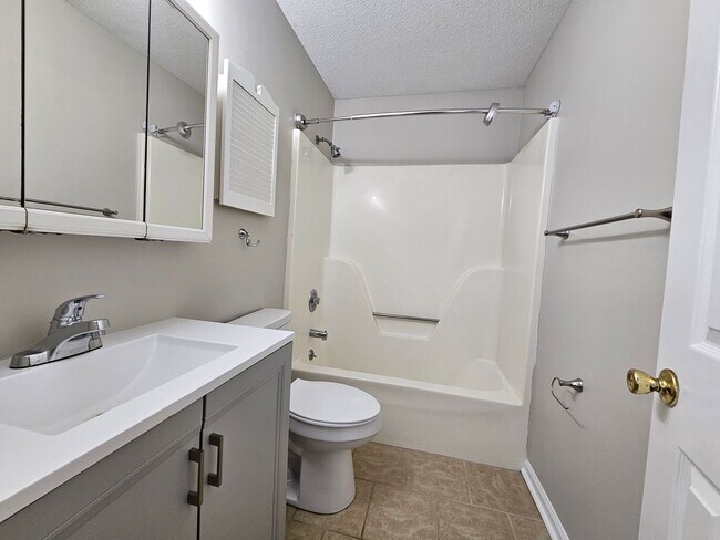Building Photo - **Newly remodeled kitchen **  2 bedroom, 2bath Isle of Hope home with fenced in backyard and scre...