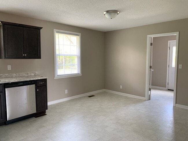 Building Photo - 3 Bedroom Home For Rent in St. Bethlehem Area!