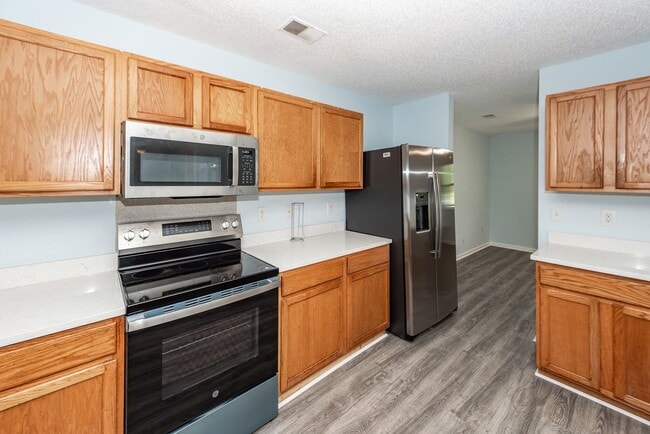 Building Photo - 4 Bedroom, 2 Bathroom Home in Park Hill Pl...