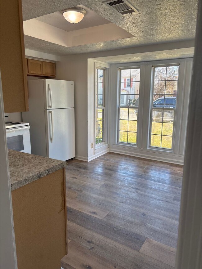 Building Photo - Spacious