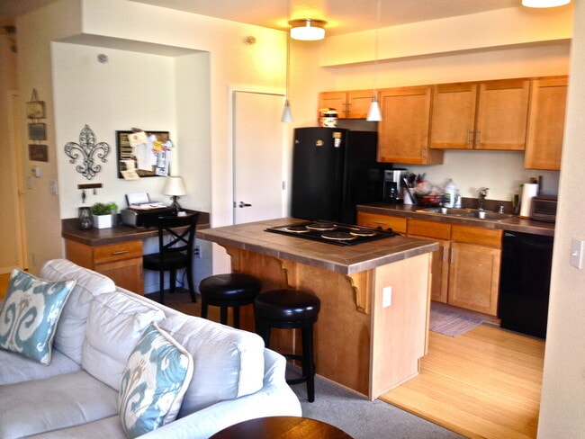 Building Photo - FALL PRE-LEASE! 2 Bedroom 2.5 Bathroom Loft In Landmark Lofts!  Walk To Campus.
