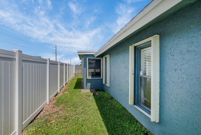 Building Photo - 7515 San Mateo Dr E