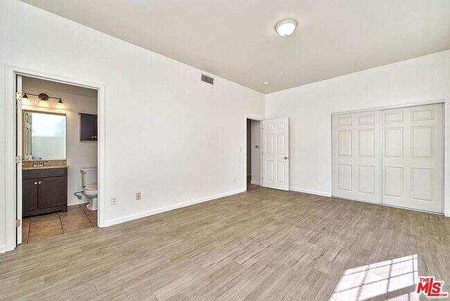 Building Photo - 705 S Gramercy Pl