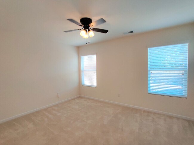 Building Photo - 4 Bedroom, 2.5 Bath Townhome in Savannah Townhomes