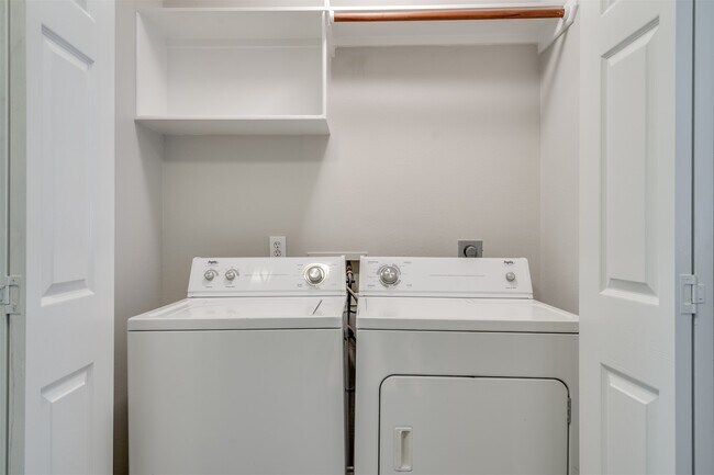 Building Photo - 6 Yarrow Ct