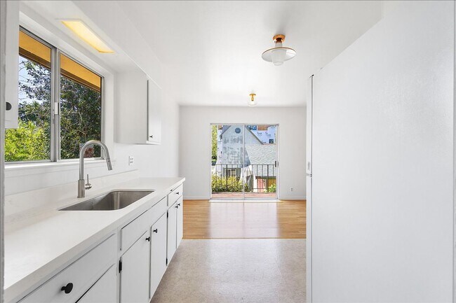 Building Photo - 2118 Alameda Ave